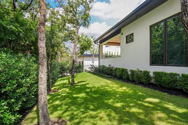 a view of a house with a yard and plants