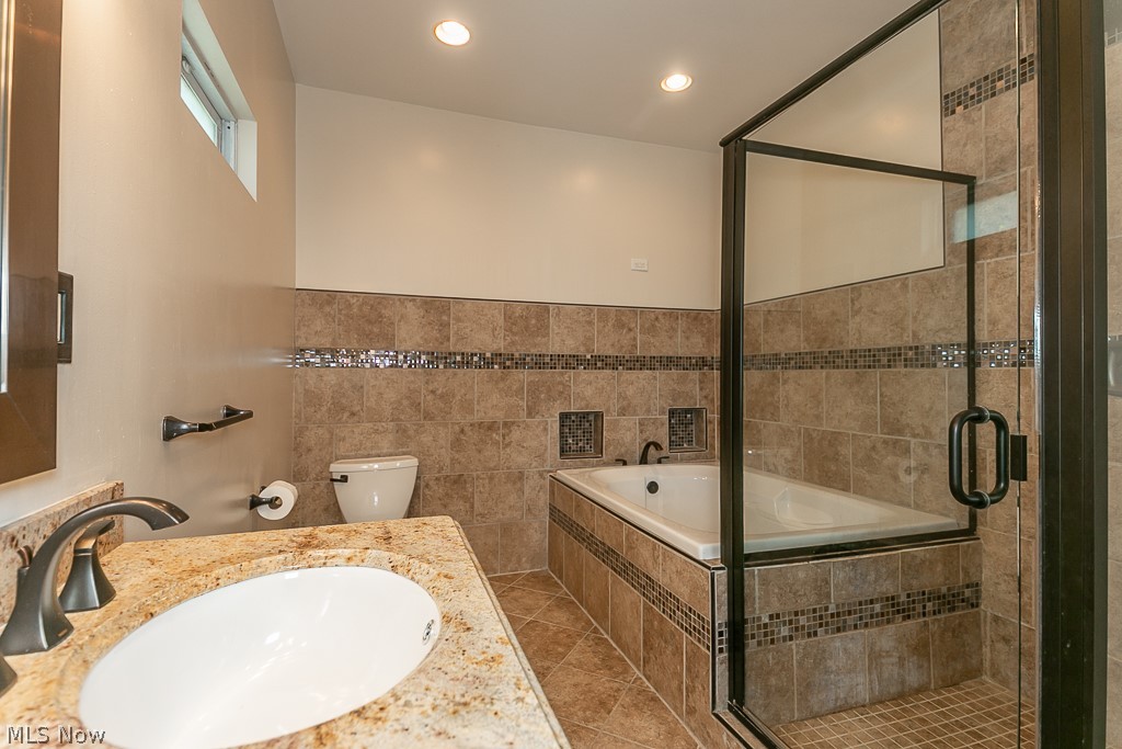1805 Crawford Road Cleveland, OH 44106 - Photo 16 of 35 This is such a beautiful space and offers the Master Bedrooms a true Master Suite Feel!