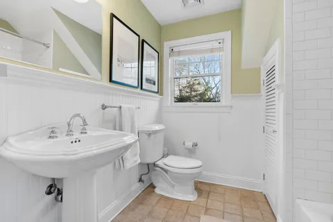 $2,495,000 | 63 Whooping Hollow Road, East Hampton, NY 11937