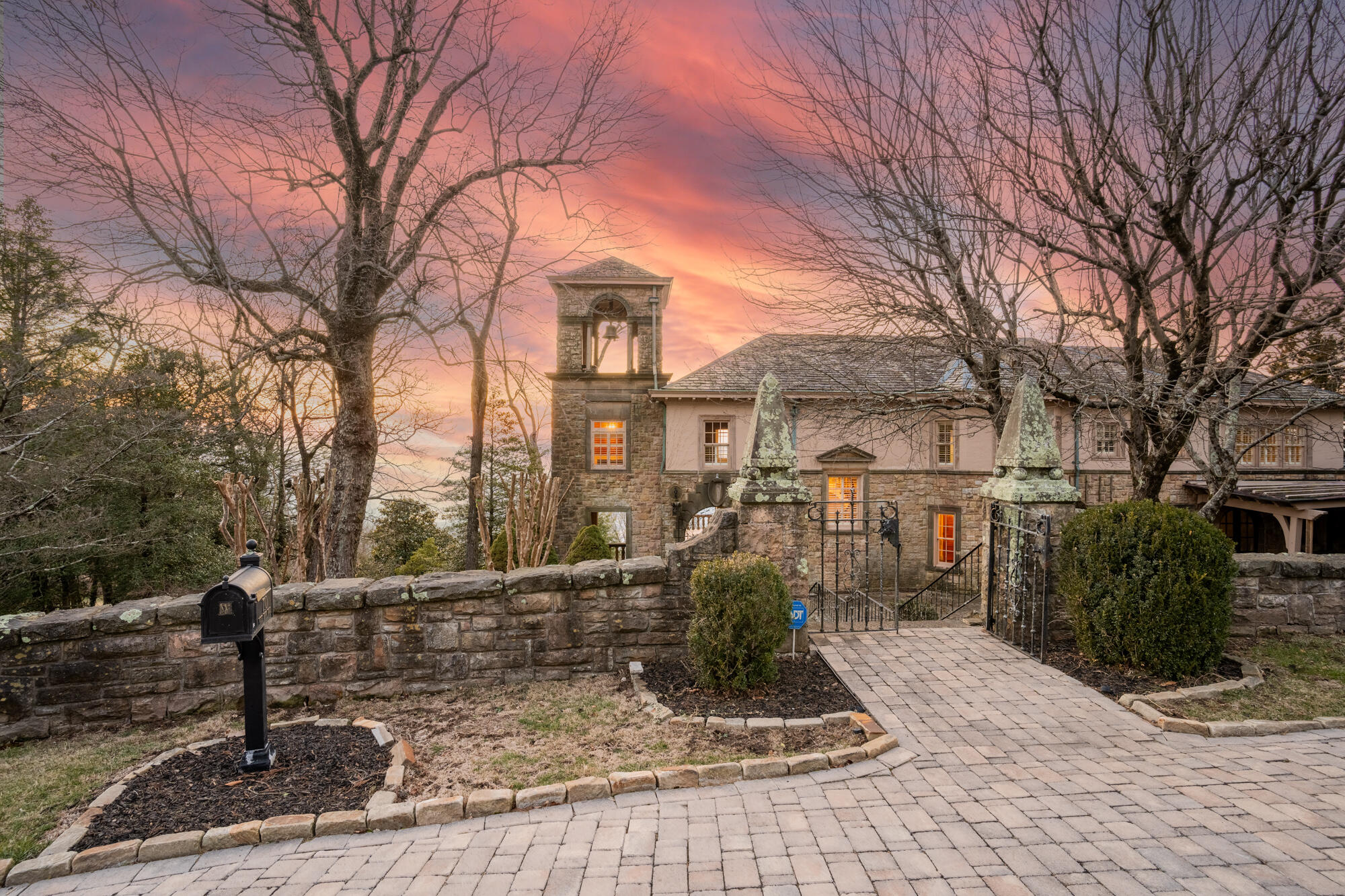 Stately Lookout Mountain Brow Home