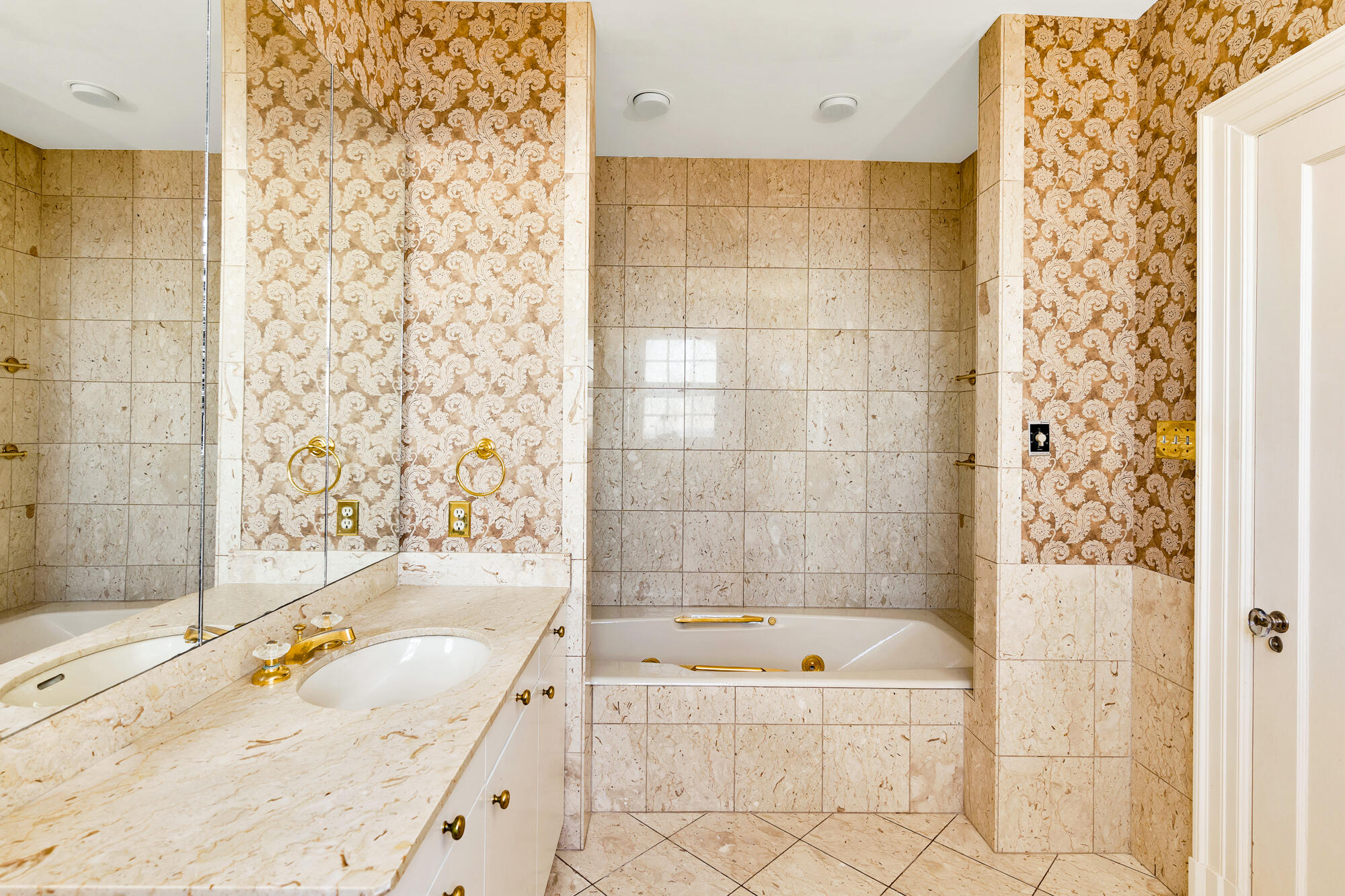 710 West Brow Road Lookout Mountain, TN 37350 - Photo 47 of 94 Primary Ensuite Full Bathroom