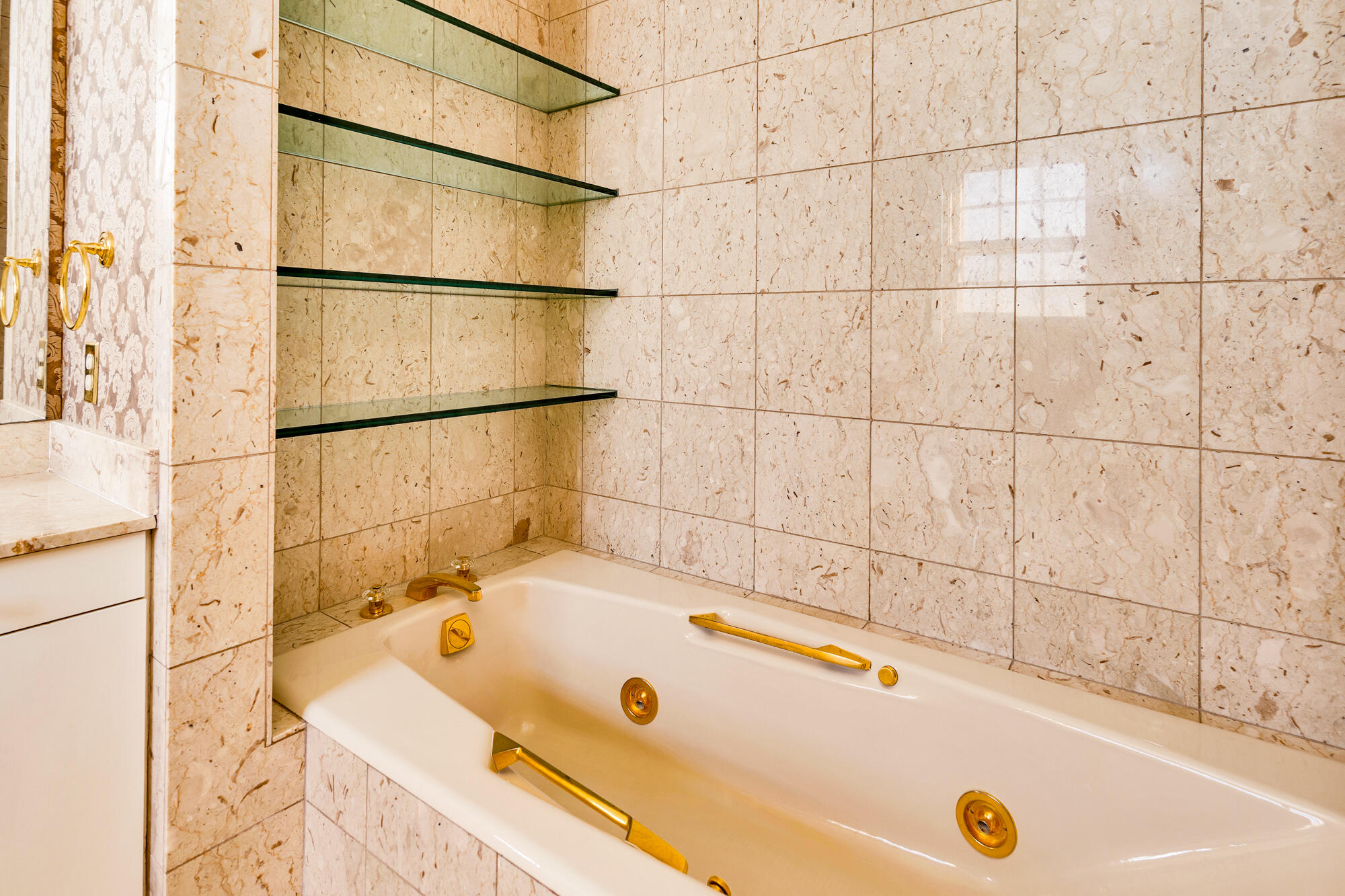 710 West Brow Road Lookout Mountain, TN 37350 - Photo 48 of 94 Primary Ensuite Full Bathroom