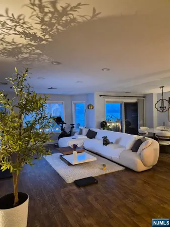 $4,200 | 302 Stockton Court, Edgewater, NJ 07020