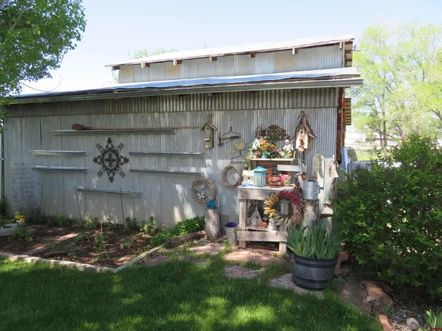 a view of a pathway with a yard