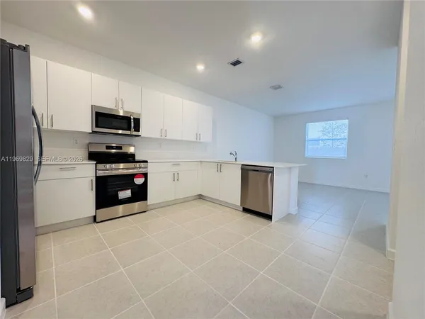 $3,200 | 2527 Southeast 29th Street, Homestead, FL 33035