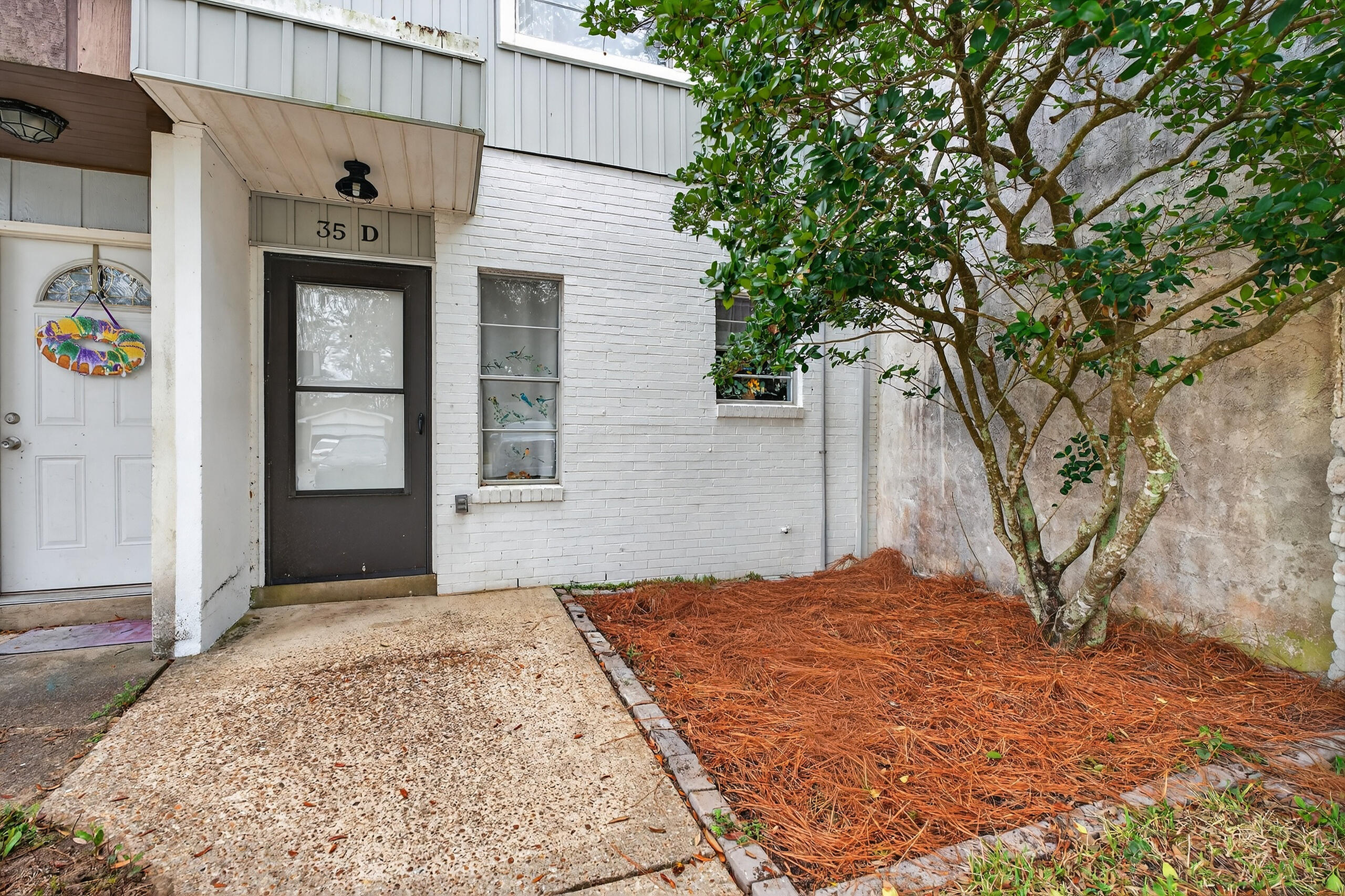 35 10th Street, Unit D Shalimar, FL 32579 - Photo 5 of 33 a front view of a house with a yard