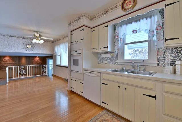 $420,000 | 231 North Flora Parkway, Addison, IL 60101