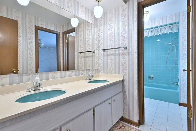 $420,000 | 231 North Flora Parkway, Addison, IL 60101