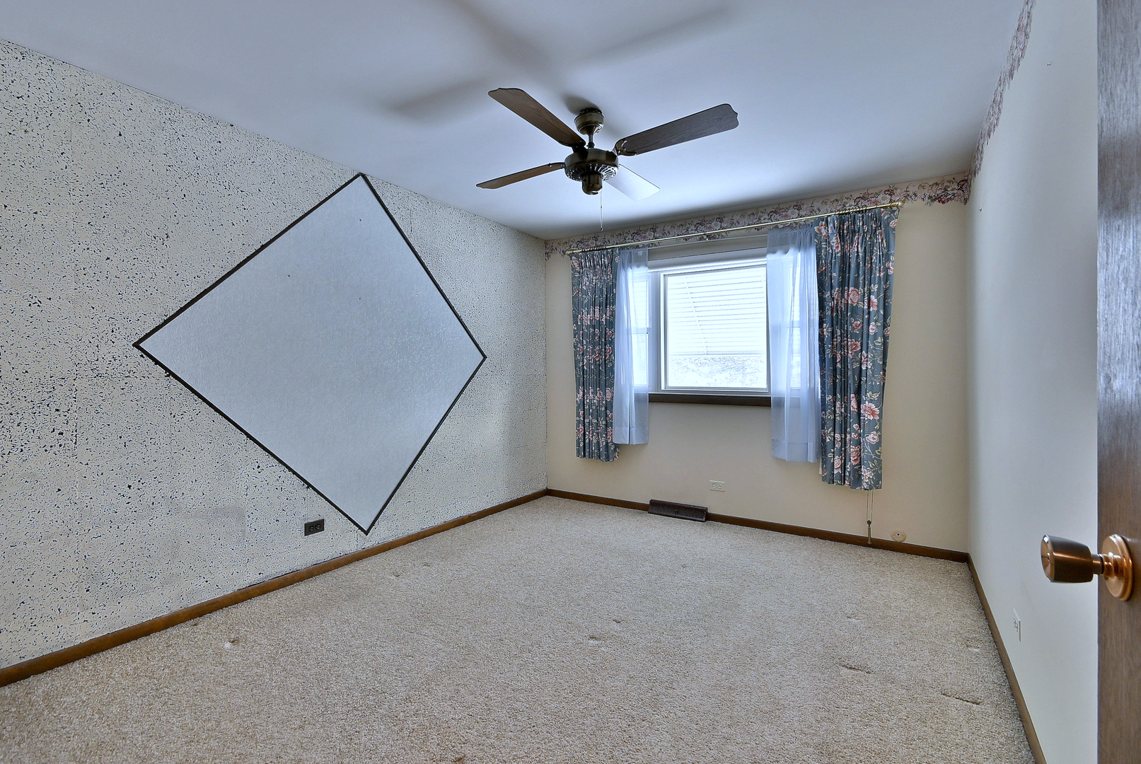 231 North Flora Parkway Addison, IL 60101 - Photo 20 of 39 an empty room with windows and closet