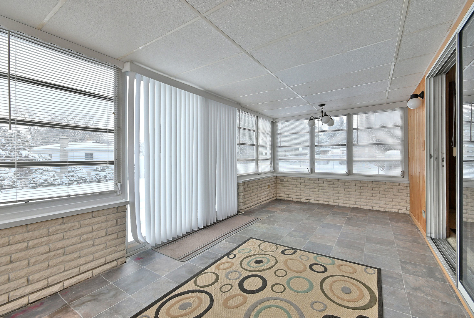 231 North Flora Parkway Addison, IL 60101 - Photo 26 of 39 a view of an empty room and window
