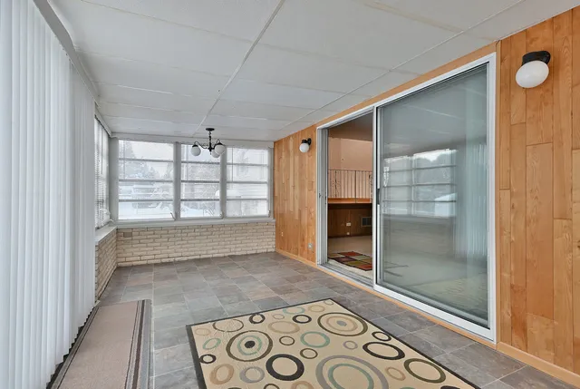 $420,000 | 231 North Flora Parkway, Addison, IL 60101