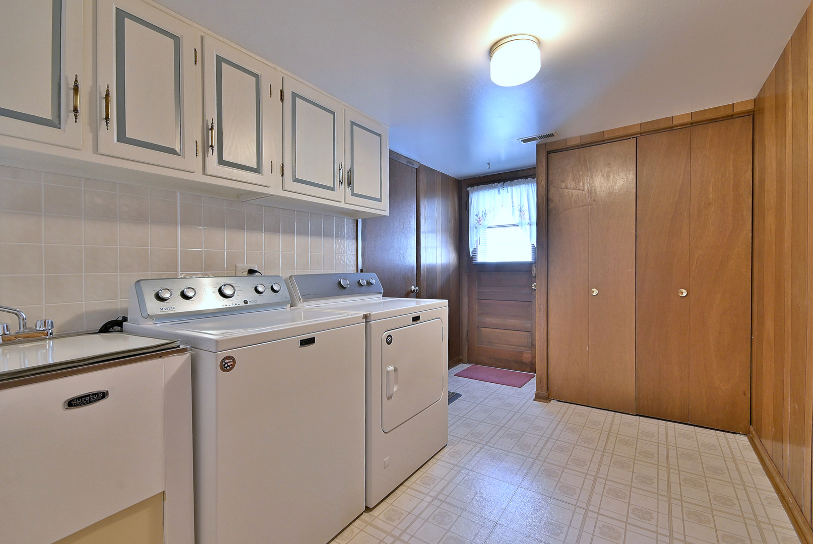 231 North Flora Parkway Addison, IL 60101 - Photo 30 of 39 a utility room with cabinets washer and dryer
