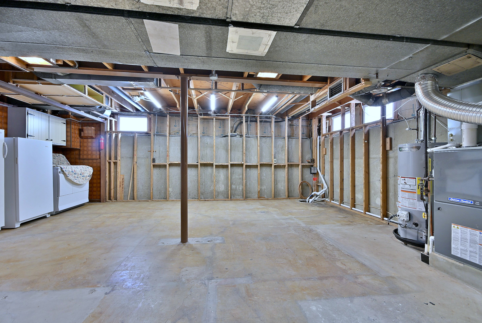 231 North Flora Parkway Addison, IL 60101 - Photo 32 of 39 a view of an empty room