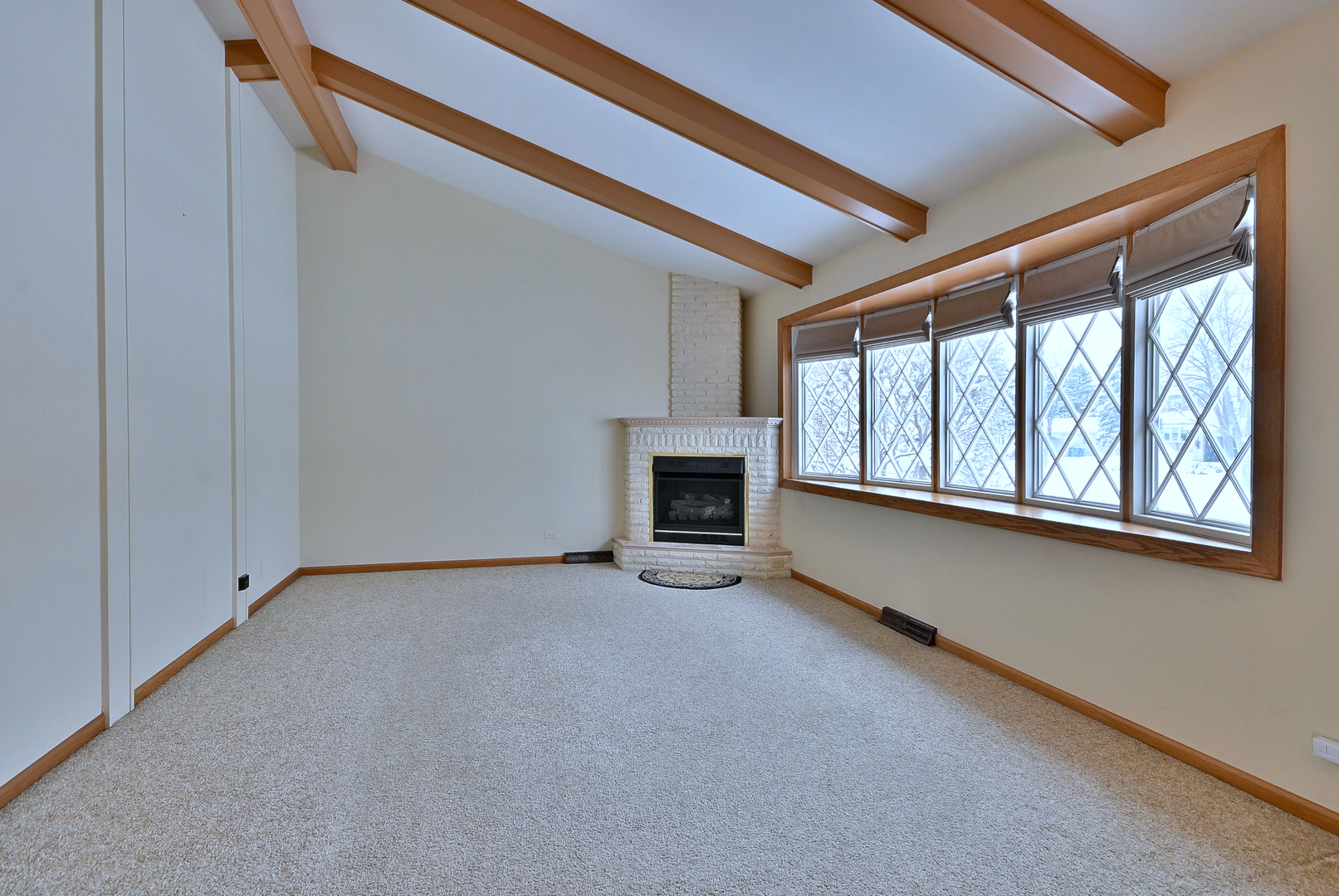 231 North Flora Parkway Addison, IL 60101 - Photo 4 of 39 a view of an empty room with a window