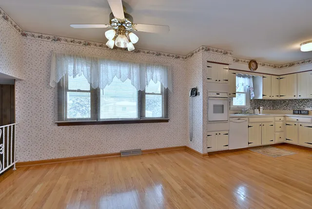 $420,000 | 231 North Flora Parkway, Addison, IL 60101