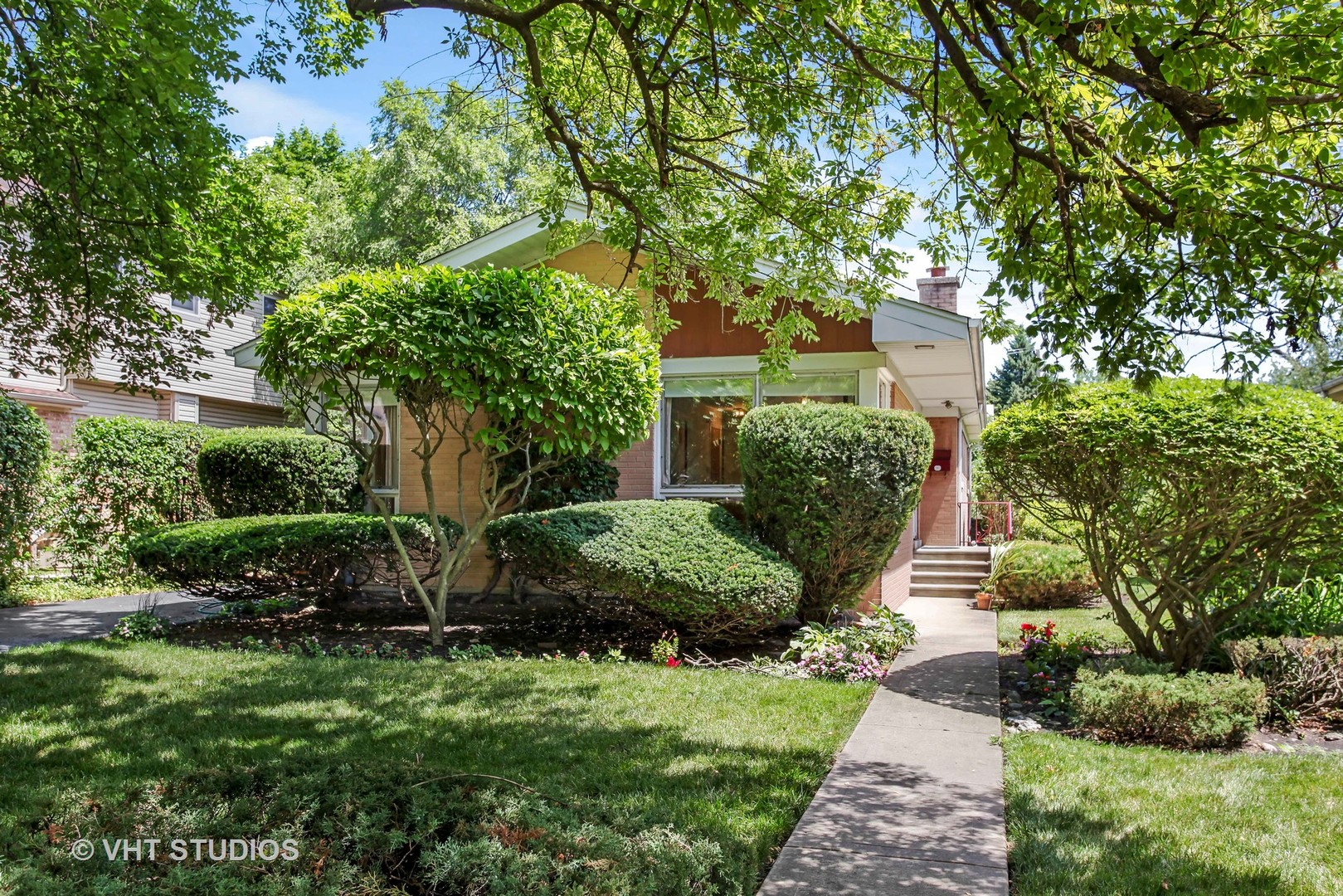 465 Sumac Road Highland Park, IL 60035 - Photo 1 of 19 a view of a garden with large trees