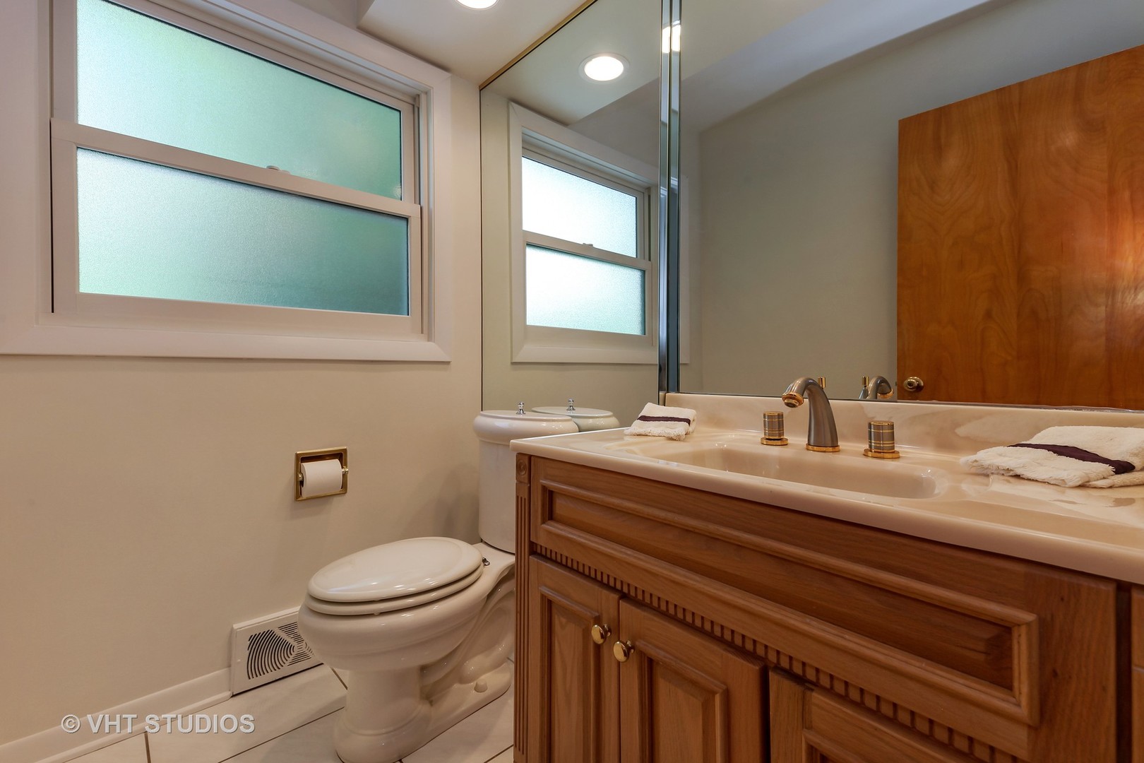 465 Sumac Road Highland Park, IL 60035 - Photo 17 of 19 a bathroom with a toilet sink and mirror