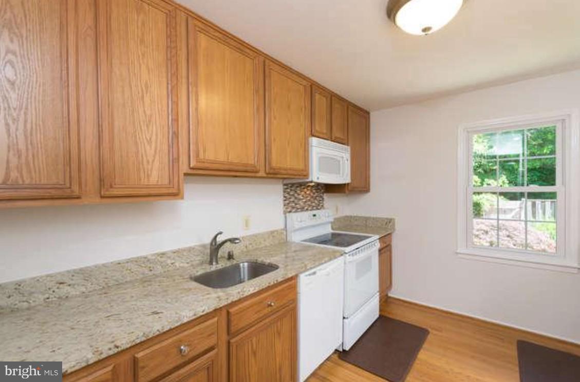 8302 Moline Place Springfield, VA 22153 - Photo 3 of 27