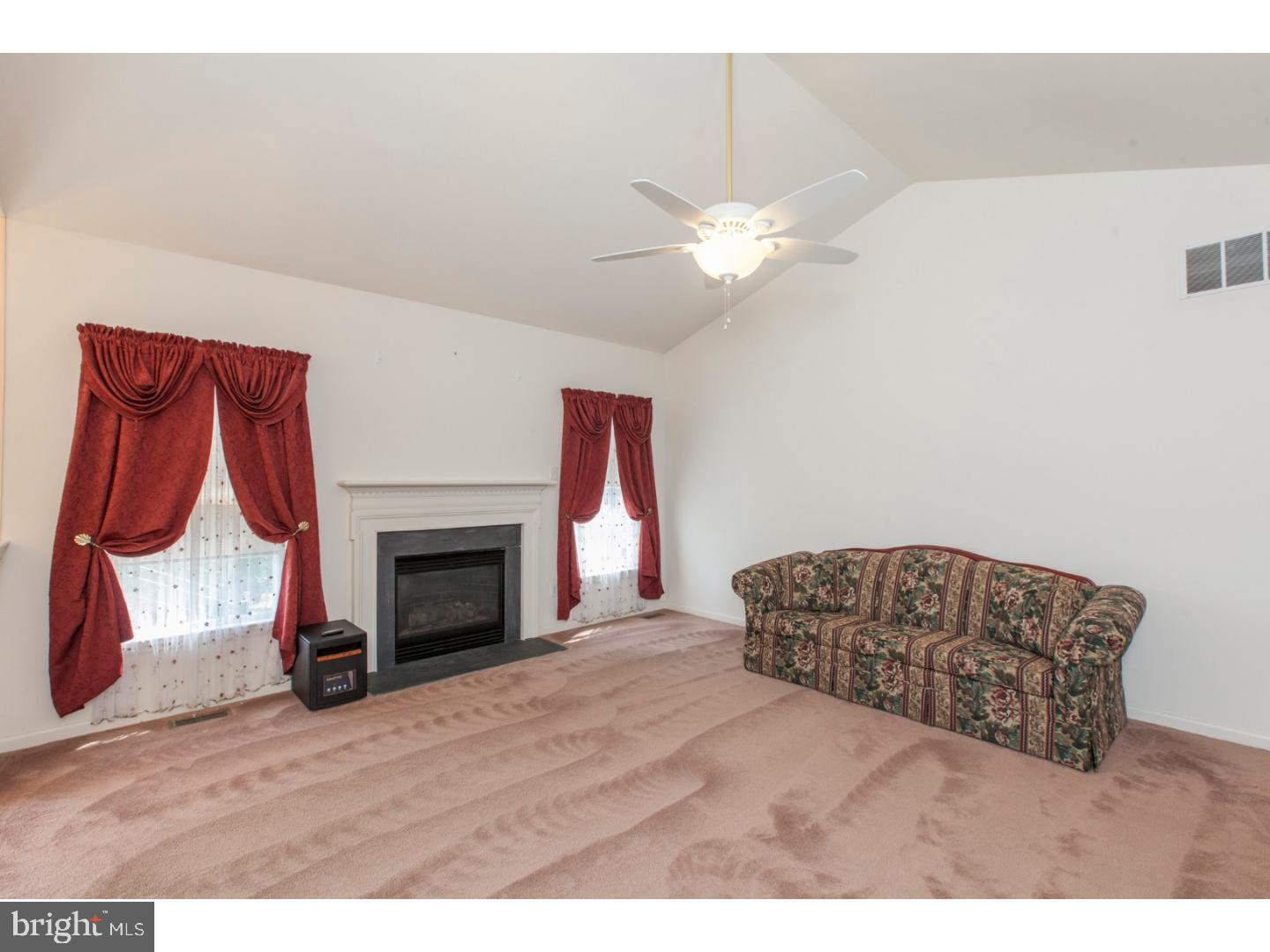 152 Milbury Road East Fallowfield, PA 19320 - Photo 2 of 23 Living Room