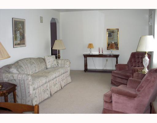 113 Bell Court McKees Rocks, PA 15136 - Photo 2 of 7 Living Room.
