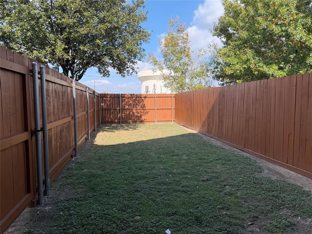 4005 Preferred Place Dallas, TX 75237 - Photo 30 of 31 a view of outdoor space and yard