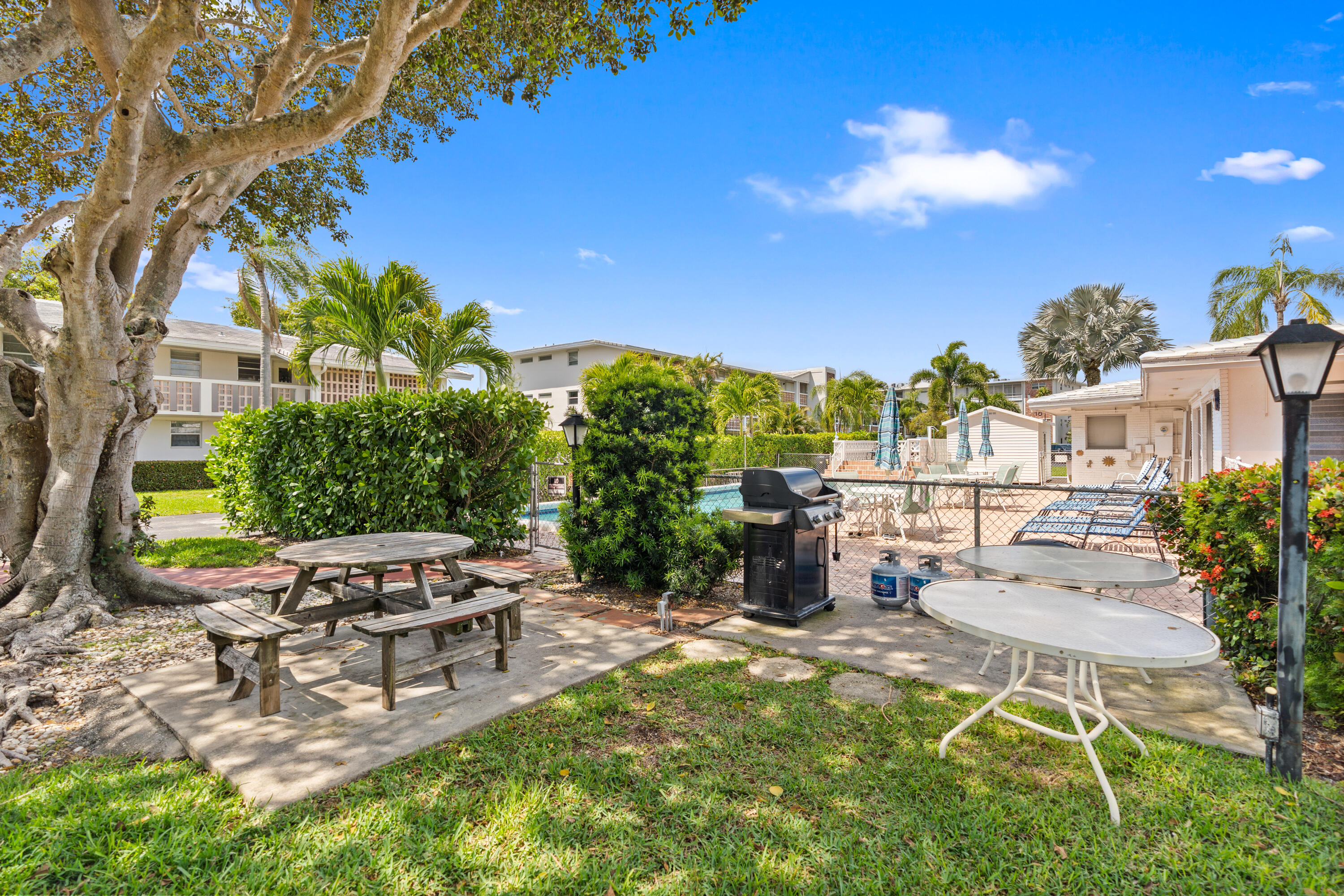 25 Southeast 13th Street, Unit B3 Boca Raton, FL 33432 - Photo 22 of 26 a view of a backyard with sitting area