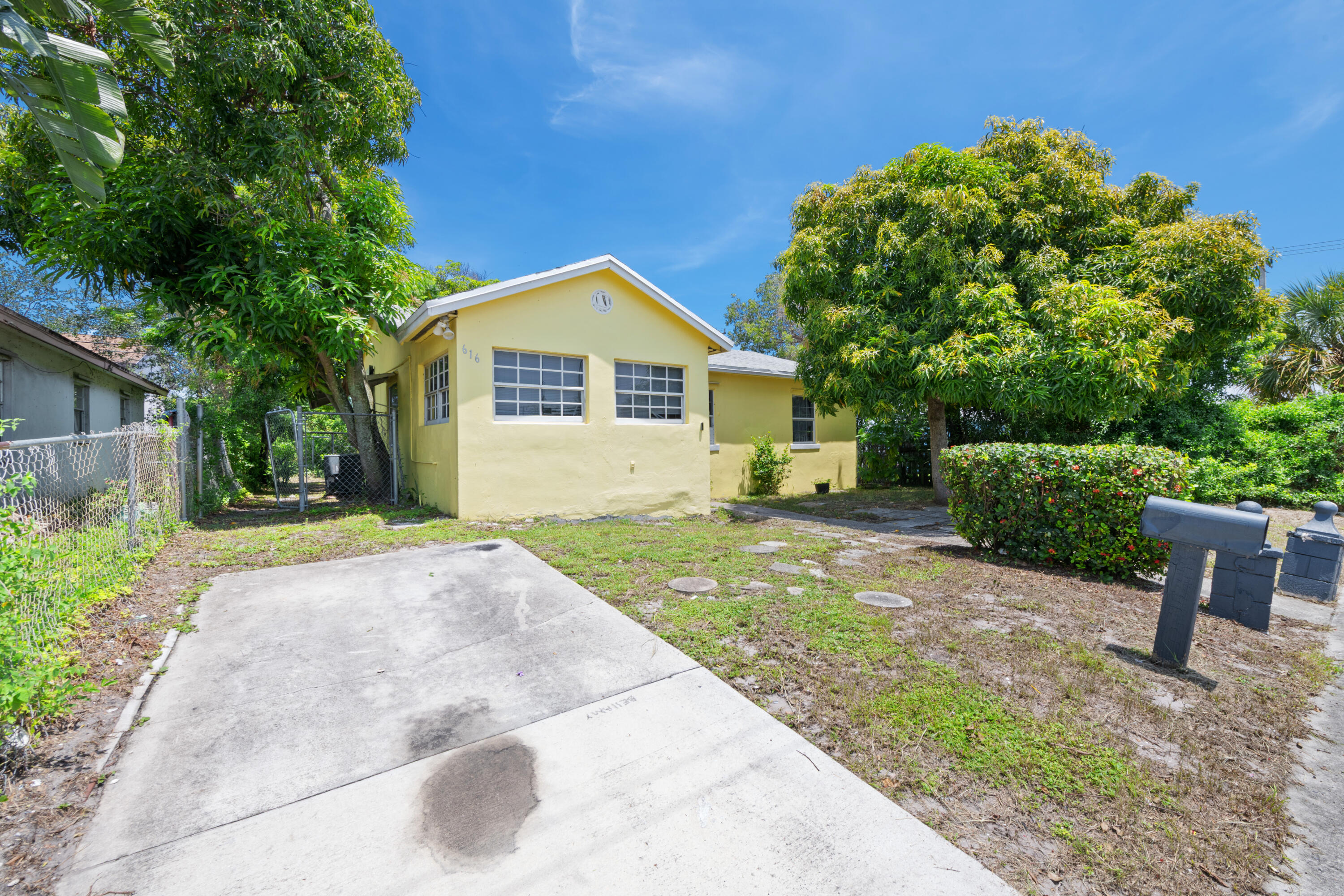 616 West 5th Street Riviera Beach, FL 33404 - Photo 4 of 23 DSC_8633