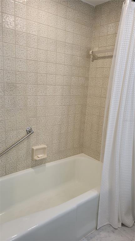 11 Sunset Drive, Unit 704 Sarasota, FL 34236 - Photo 21 of 34 a bathroom with a bathtub