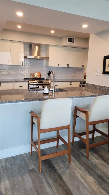 11 Sunset Drive, Unit 704 Sarasota, FL 34236 - Photo 6 of 34 a kitchen with a table and chairs in it