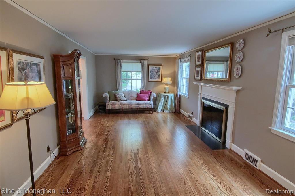 389 Merriweather Road Grosse Pointe Farms, MI 48236 - Photo 7 of 33
