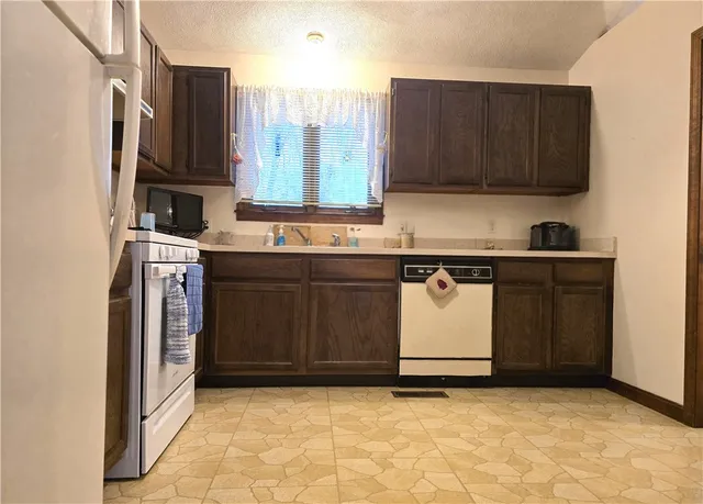 $450,000 | 10 Butternut Drive, Coventry, RI 02816