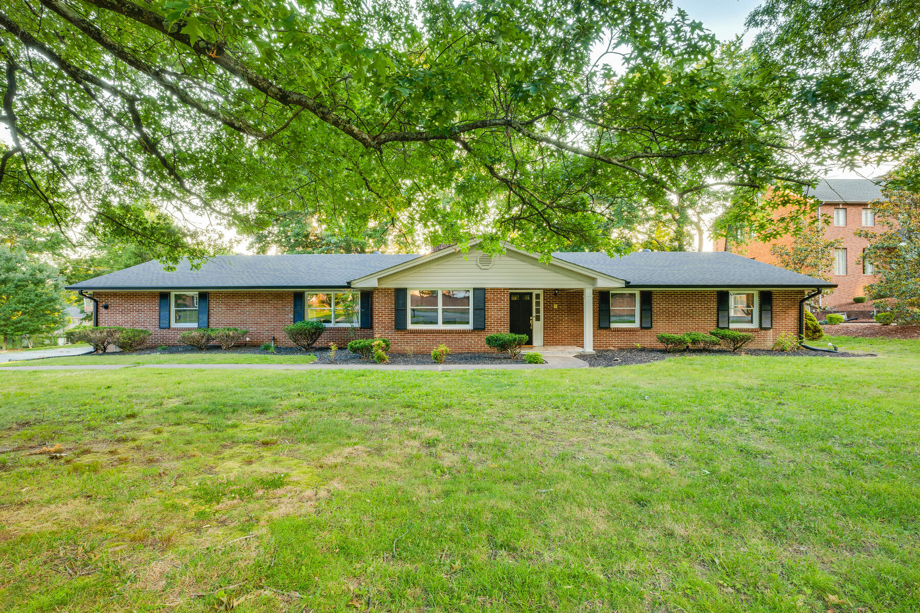 708 Chippendale Road Kingsport, TN 37660 - Photo 1 of 54 001