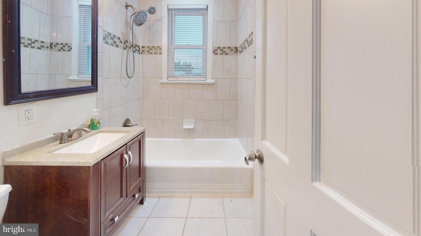 1622 Ridge Place Southeast Washington, DC 20020 - Photo 14 of 27 a bathroom with a bathtub sink and mirror