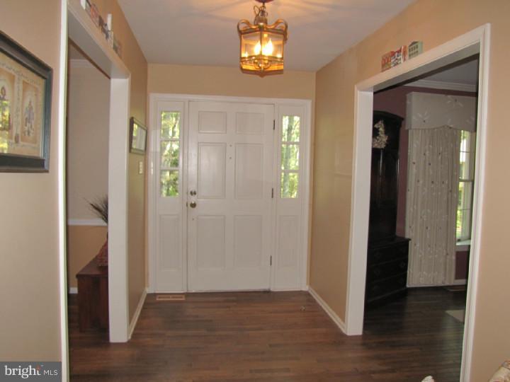 9 Strafford Circle Road Medford, NJ 08055 - Photo 4 of 25 Foyer