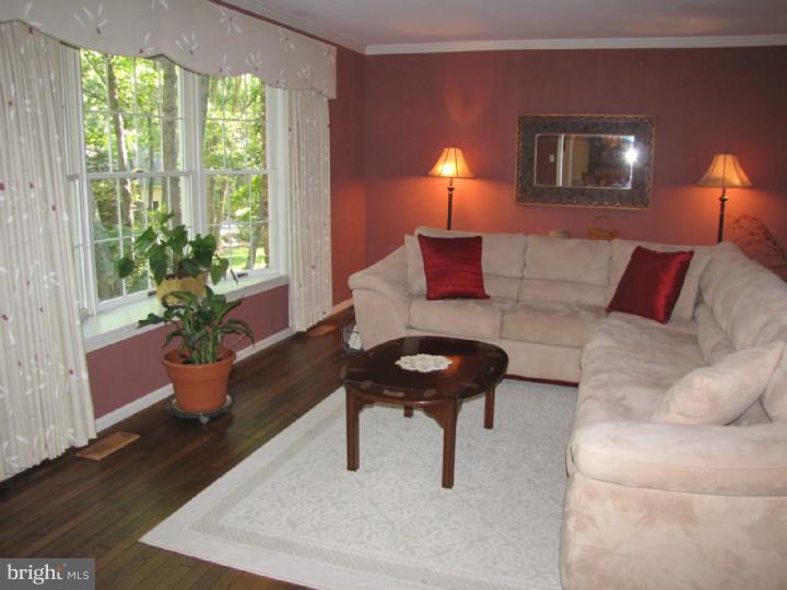 9 Strafford Circle Road Medford, NJ 08055 - Photo 5 of 25 Living Room