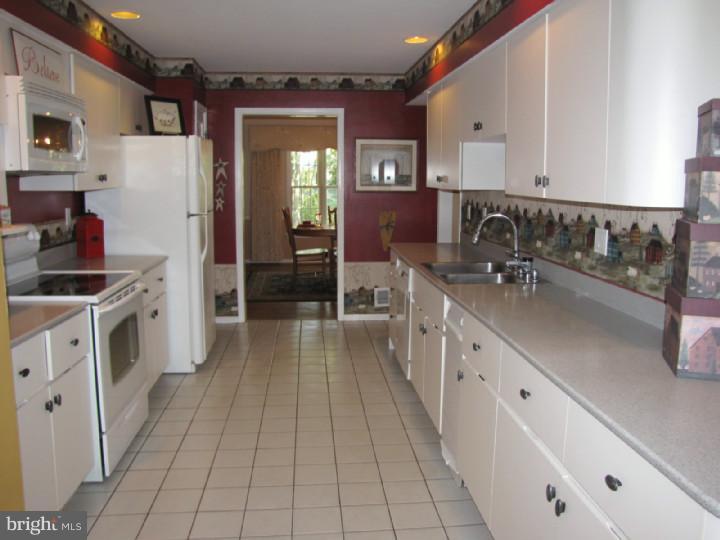 9 Strafford Circle Road Medford, NJ 08055 - Photo 9 of 25 Kitchen
