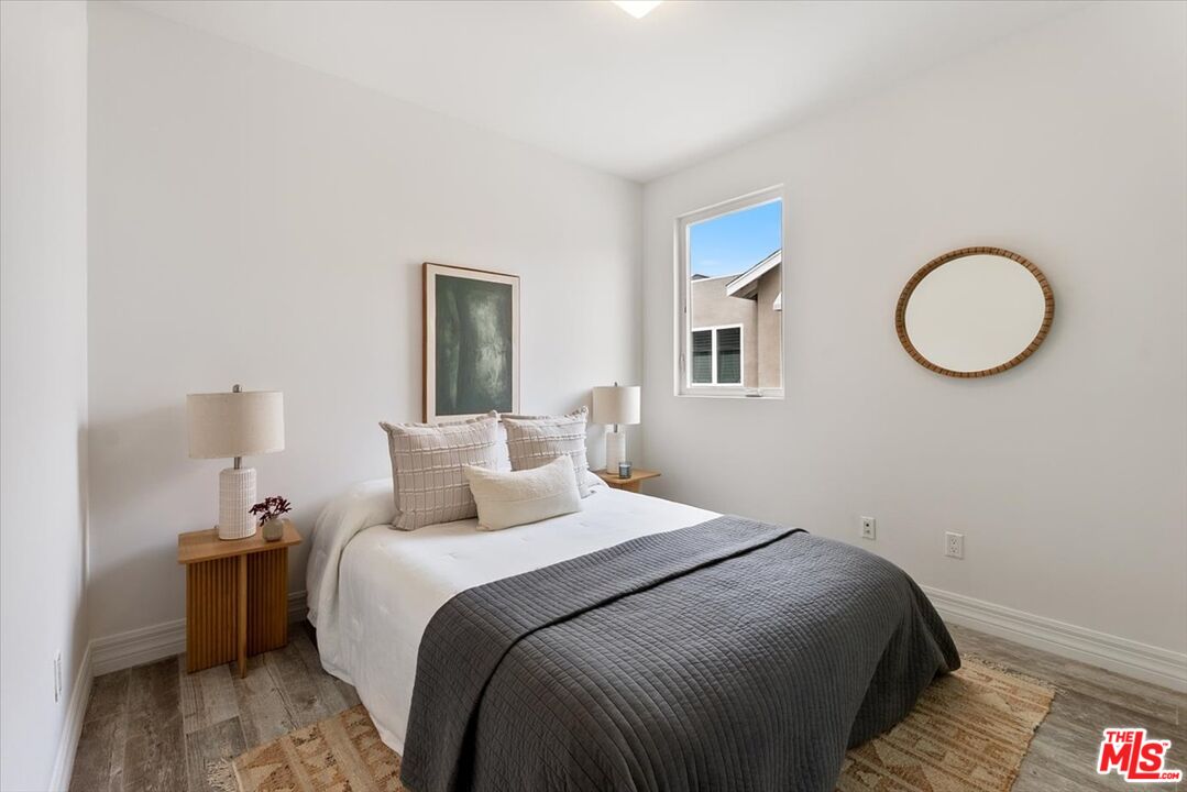 11947 Riverside Drive Valley Village, CA 91607 - Photo 15 of 24