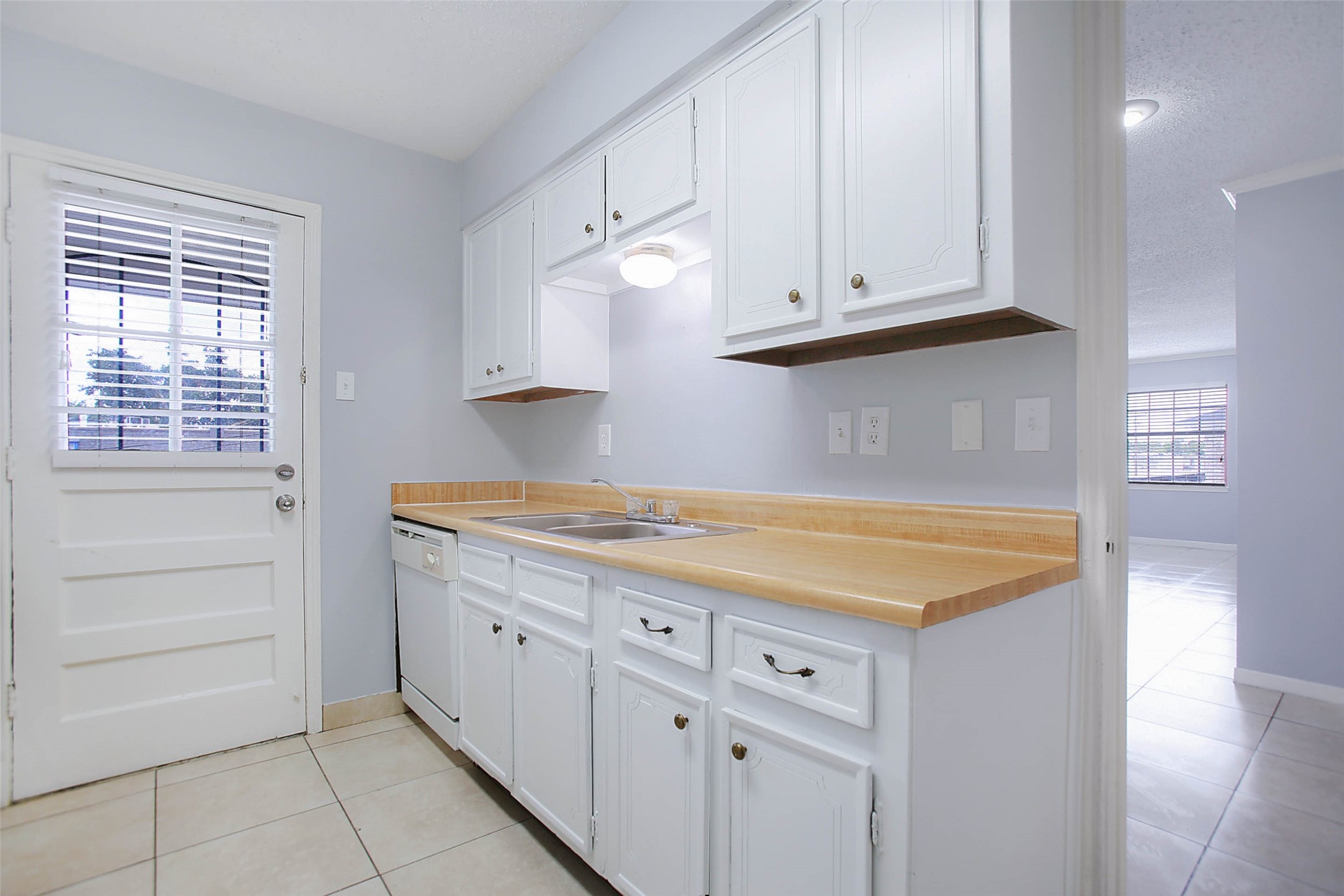 7900 Westheimer Road, Unit 134 Houston, TX 77063 - Photo 13 of 25 a kitchen with granite countertop a sink and dishwasher a stove with wooden floors