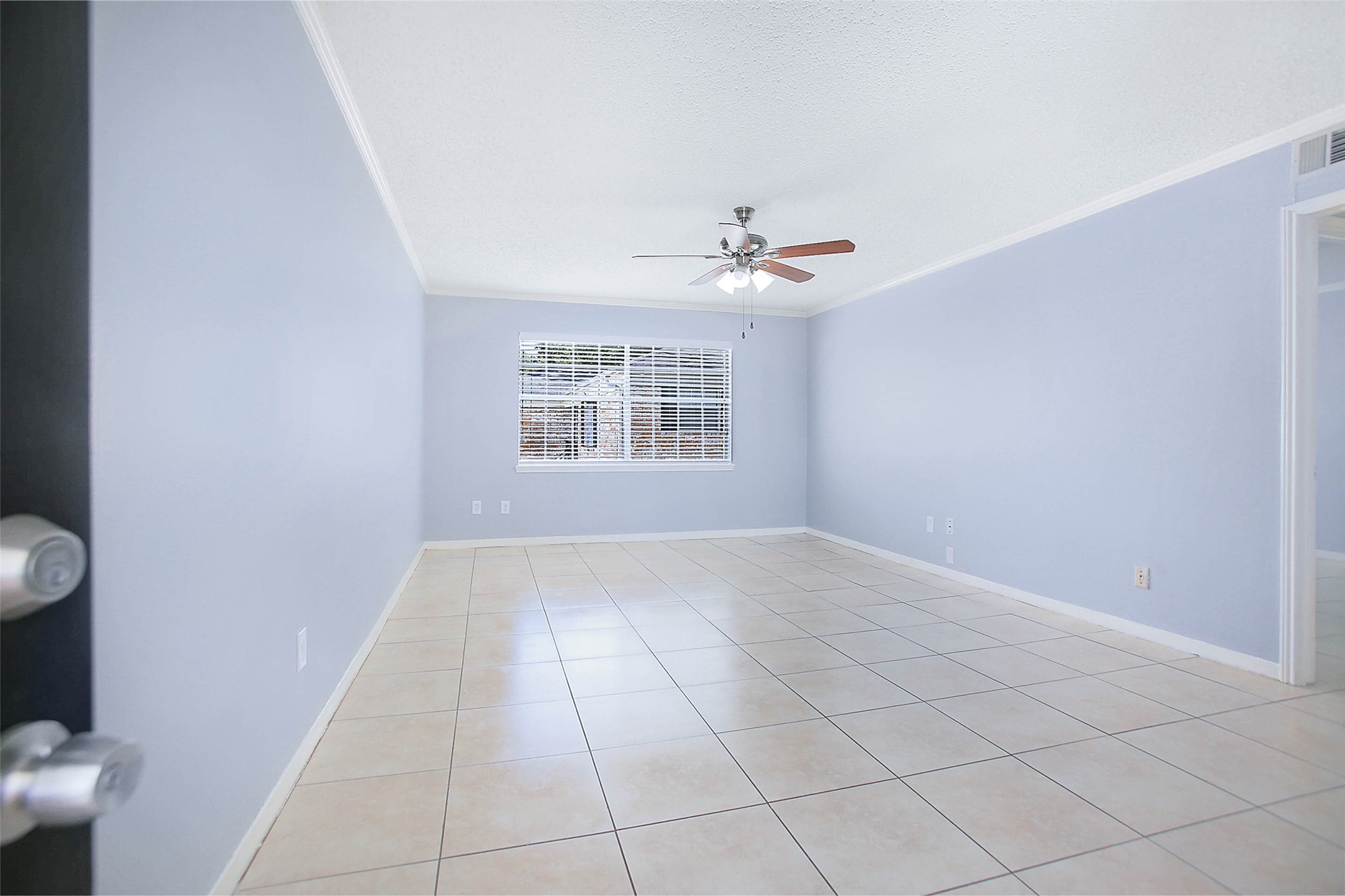 7900 Westheimer Road, Unit 134 Houston, TX 77063 - Photo 8 of 25 a view of an empty room with a window