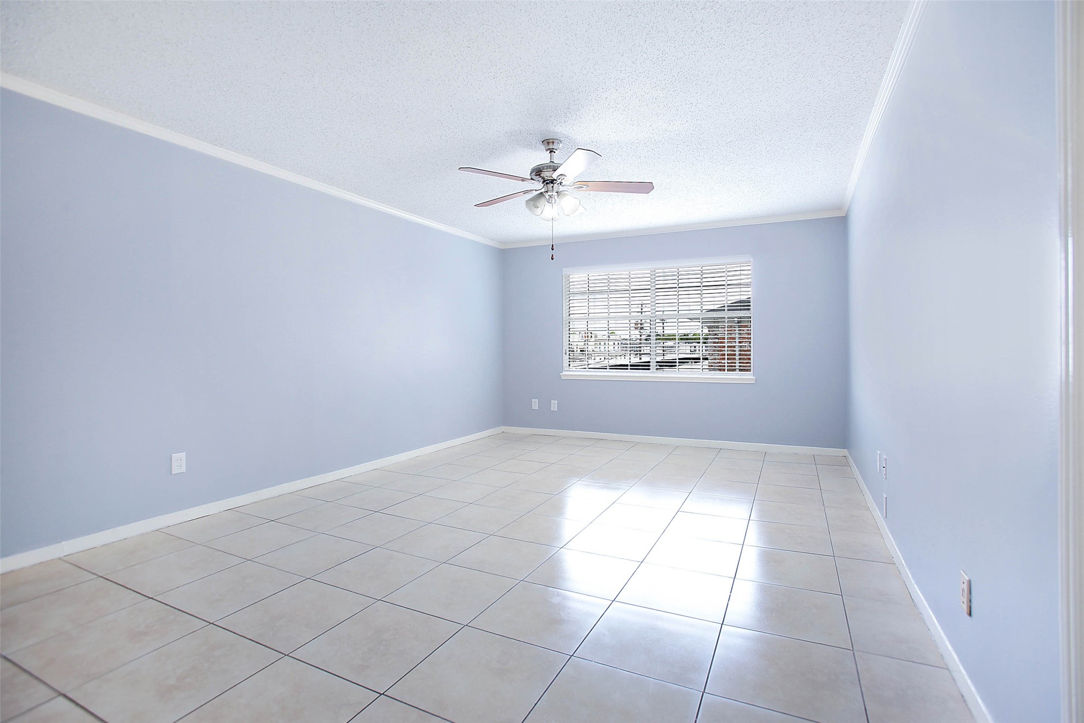 7900 Westheimer Road, Unit 134 Houston, TX 77063 - Photo 9 of 25 an empty room with windows and fan
