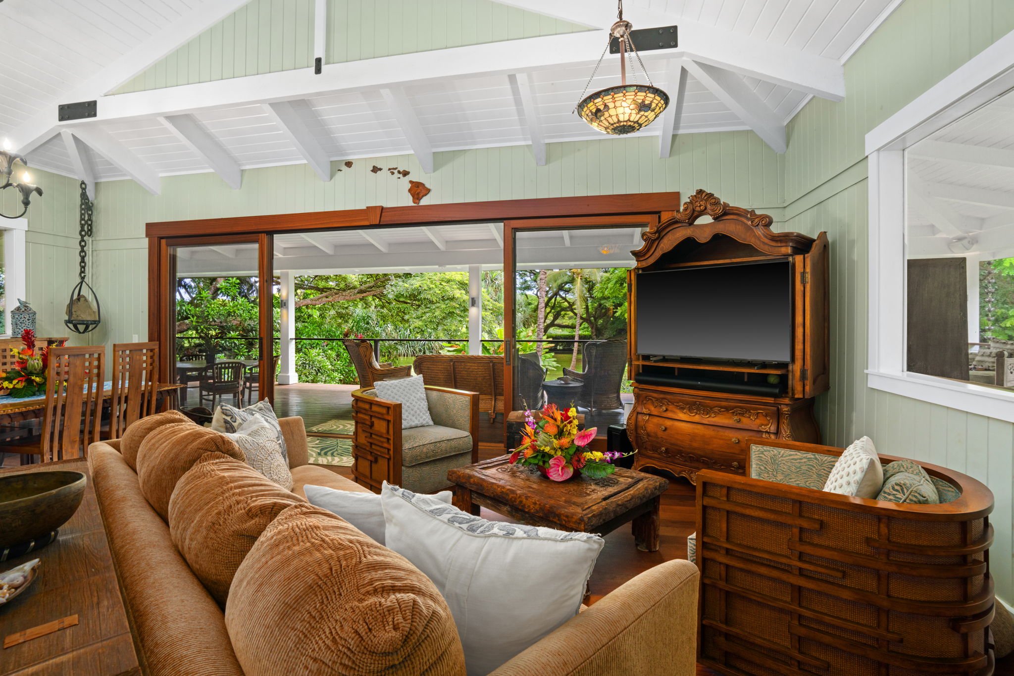 5311 A Hauaala Road Kapaa, HI 96746 - Photo 6 of 30 a living room with furniture and a window