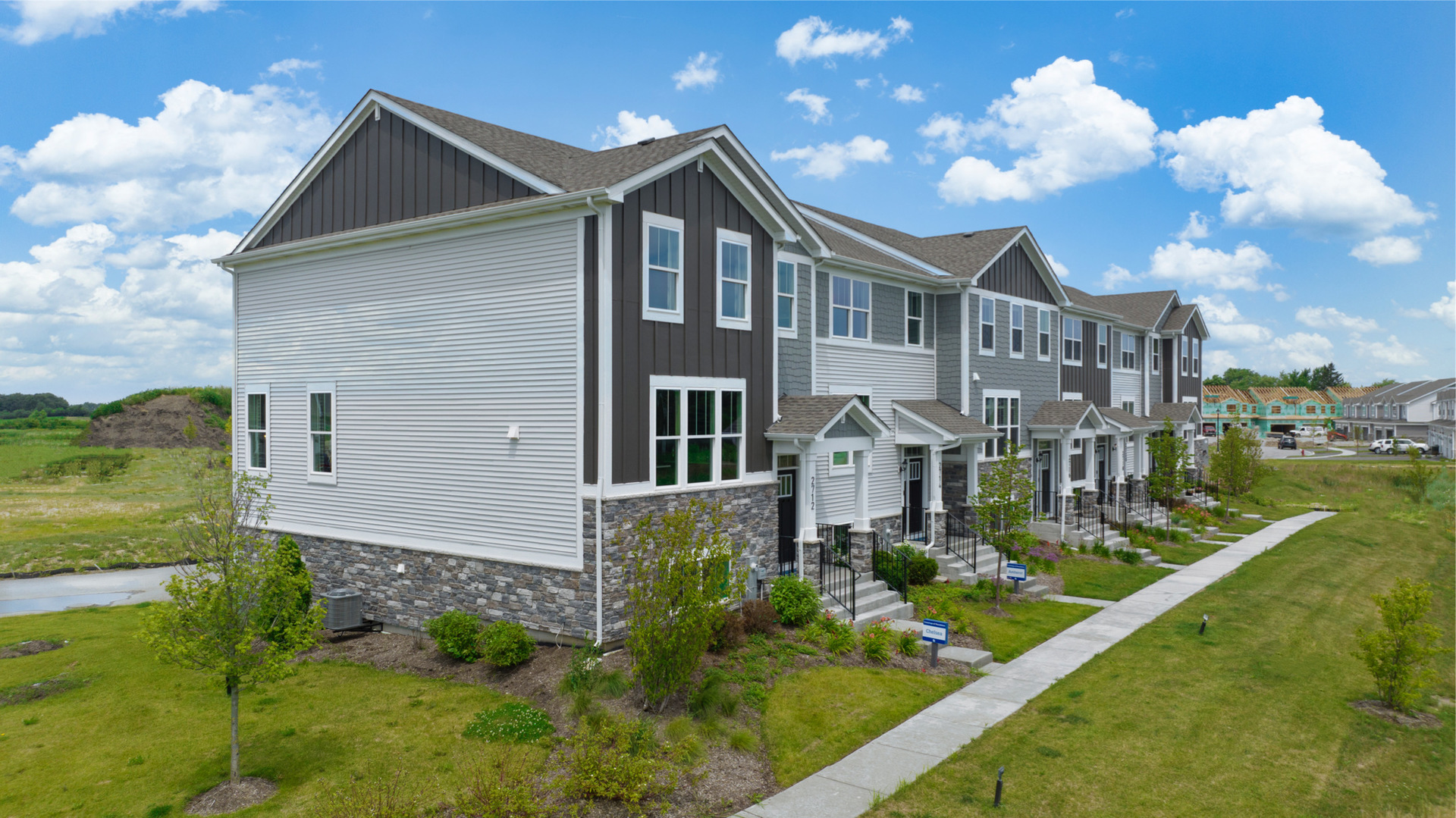 588 Wolverine Drive Aurora, IL 60502 - Photo 3 of 33 a front view of a house with garden
