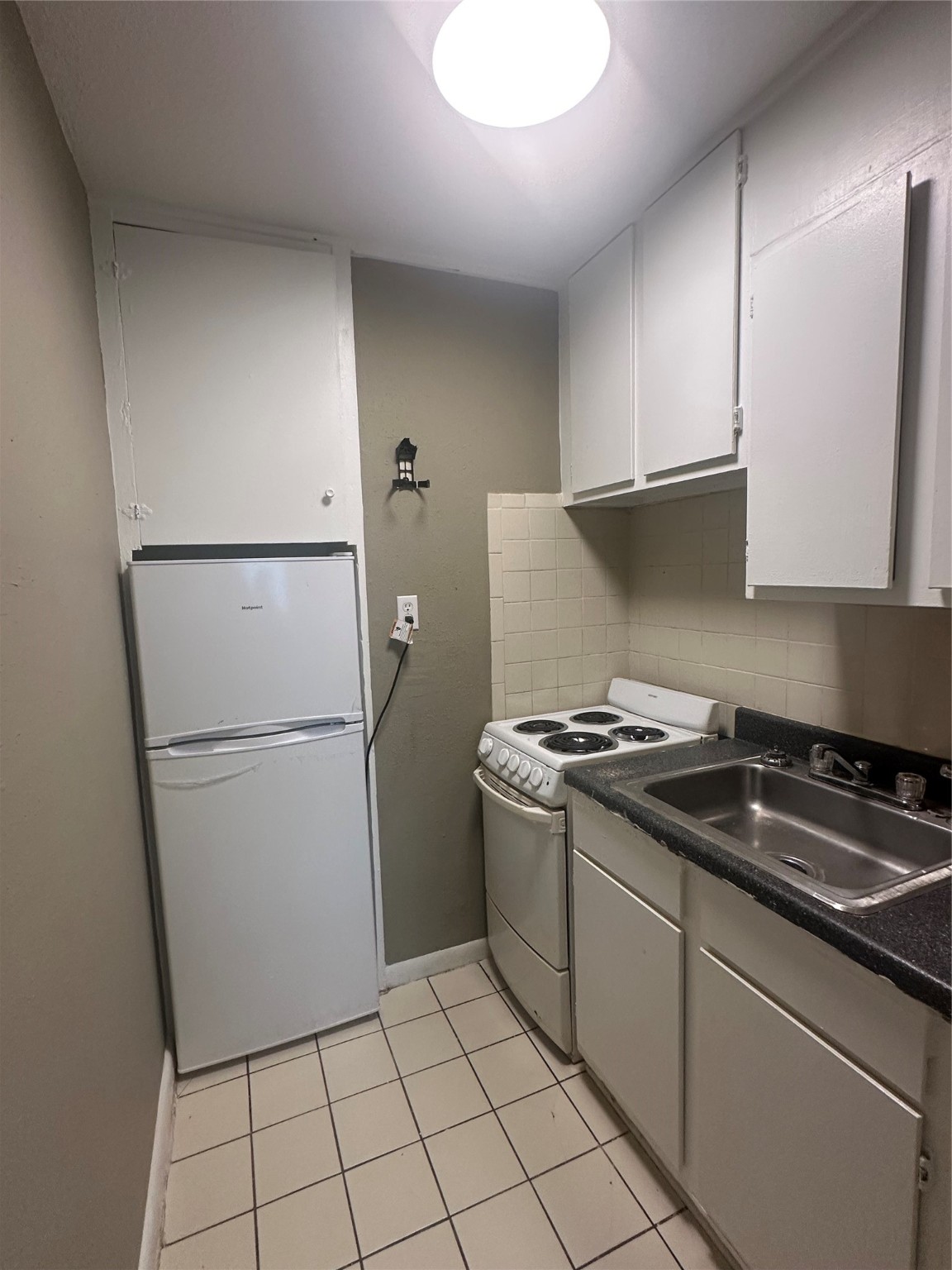 5906 Ardmore Street, Unit 4 Houston, TX 77021 - Photo 3 of 9 a kitchen with a stove a refrigerator and a sink