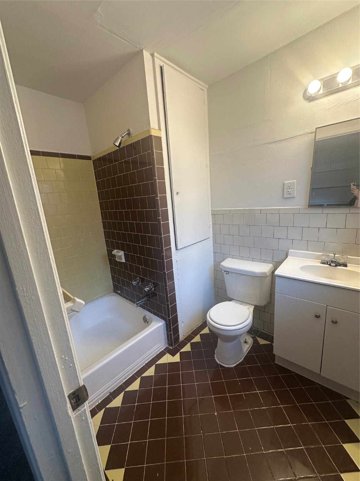 5906 Ardmore Street, Unit 4 Houston, TX 77021 - Photo 4 of 9 a bathroom with a toilet a sink and a shower