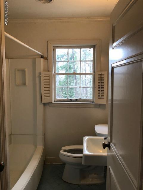 2300 Upper River Road Macon, GA 31211 - Photo 28 of 32 a bathroom with a toilet and a bathtub