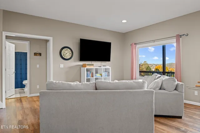 $899,900 | 1466 Deerfield Way, La Follette, TN 37766