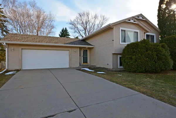 $440,000 | 7581 23rd Street North, Oakdale, MN 55128