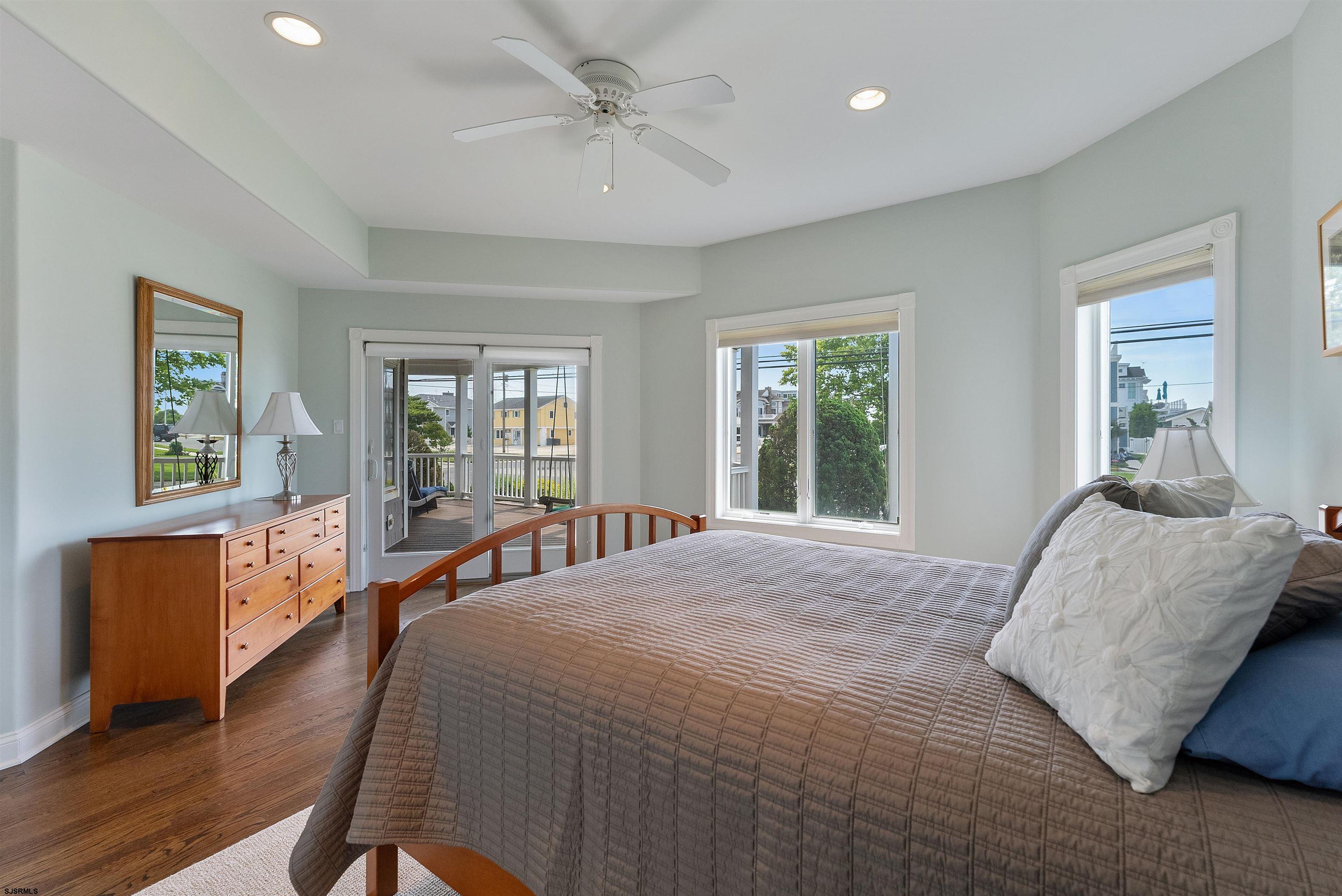 11901 2nd Avenue Stone Harbor, NJ 08247 - Photo 14 of 40 a bed sitting in a spacious bedroom next to a window