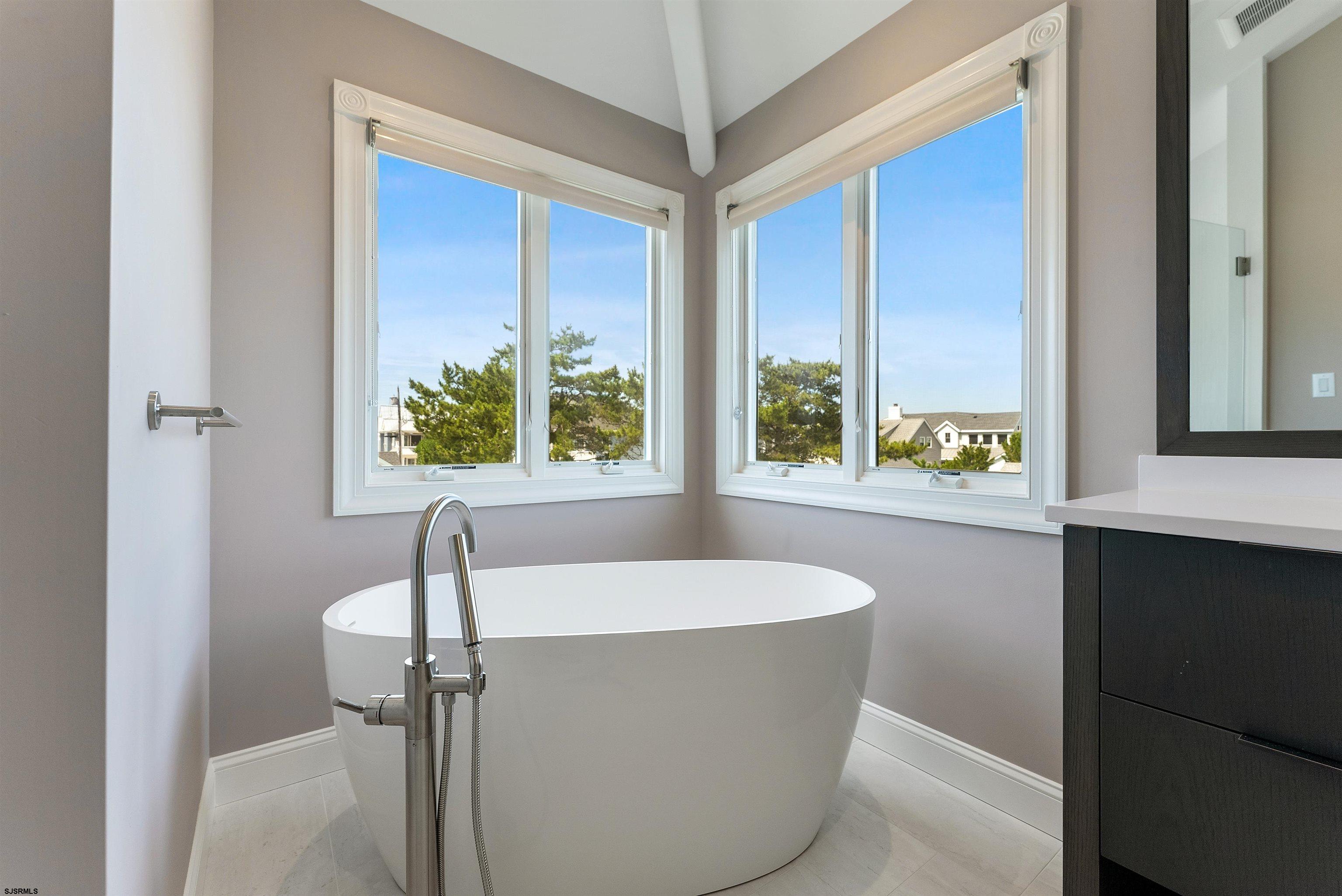 11901 2nd Avenue Stone Harbor, NJ 08247 - Photo 34 of 40 a view of a bathtub in a bathroom