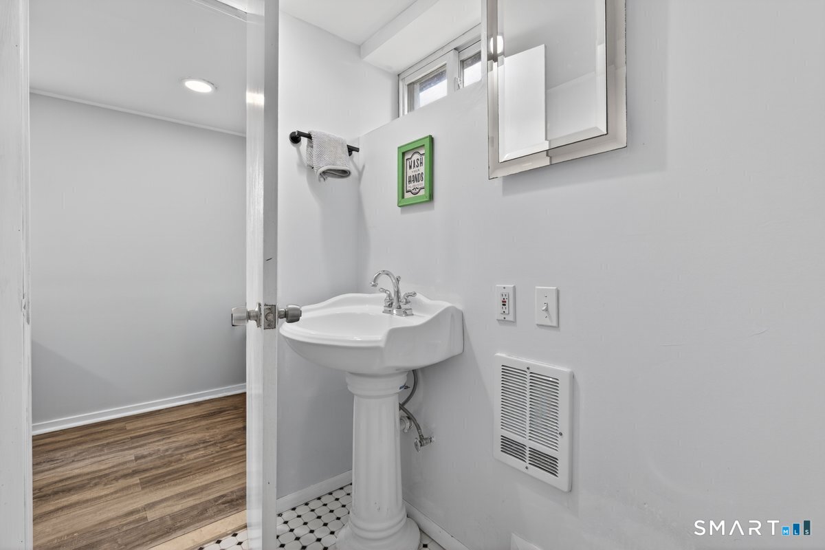 131 Clay Hill Road Stamford, CT 06905 - Photo 23 of 32